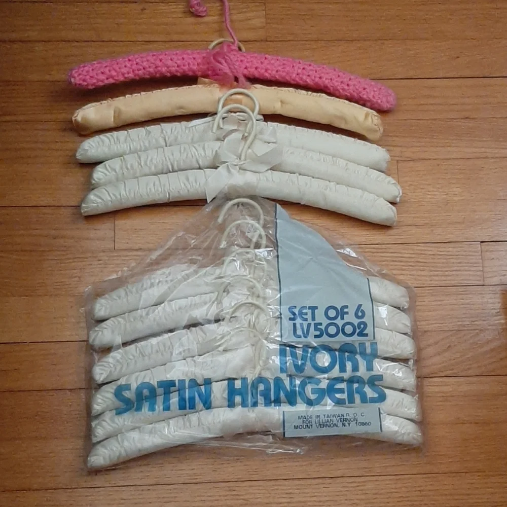 1/2 PRICE🔻Lillian Vernon Padded Hangers